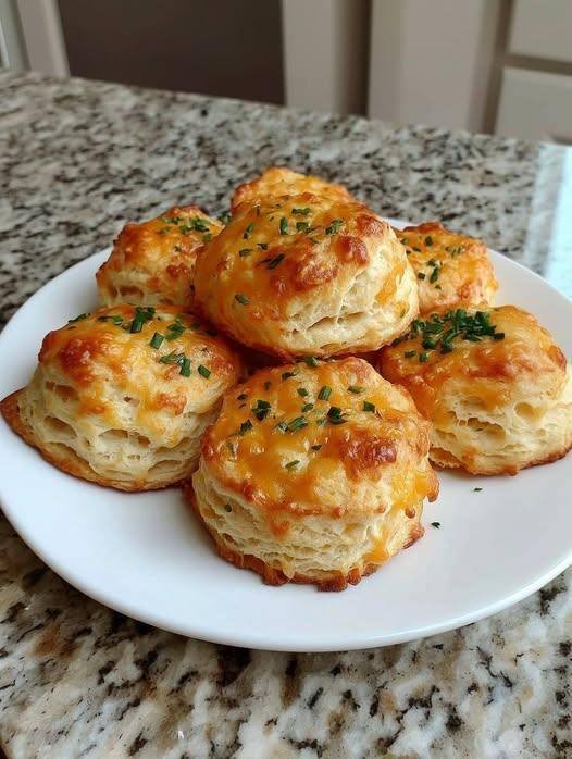 Cheddar Garlic Biscuits 