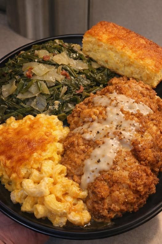 The Ultimate Comfort Food: Classic Country Fried Chicken with Creamy Gravy 🍗✨