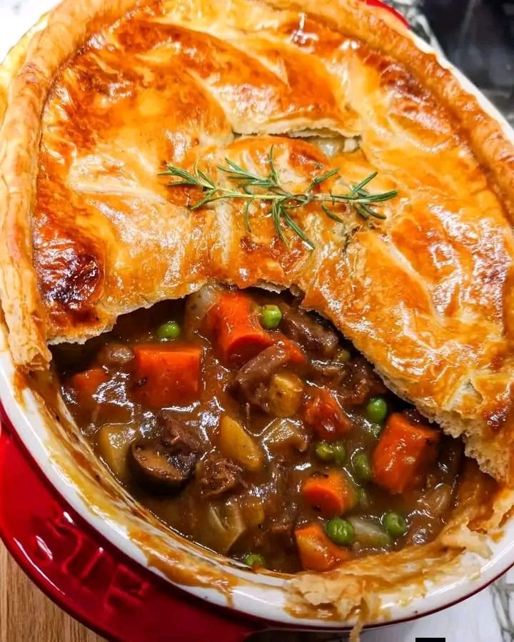  Golden Beef Pot Pie with Herb-Infused Gravy & Tender Garden Vegetables