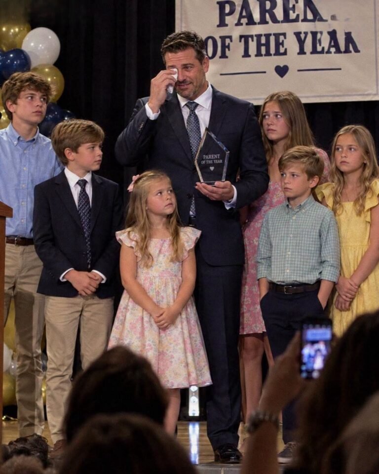 My Husband Won ‘Parent of the Year’ for Raising Our 6 Kids While I Sat Alone in the Corner – Then Our Youngest Daughter Took the Mic and Said, ‘There’s One Little Detail’